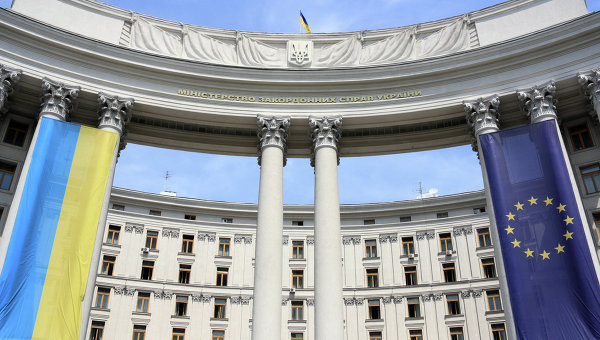 Флаги Украины и Европейского союза, архивное фото